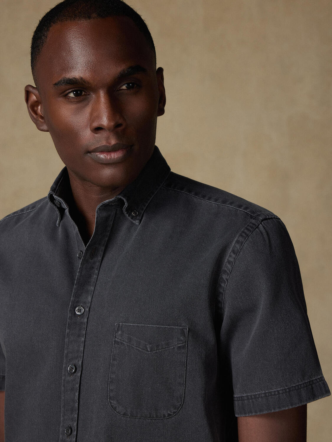 Gustavs Kurzarmhemd aus schwarzem Jeansstoff - Button down kragen