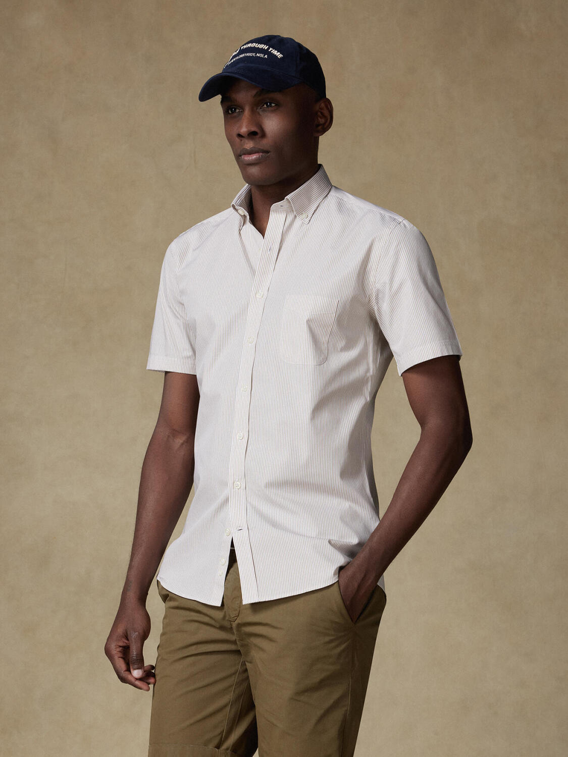 Menthon Kurzarmhemd mit beige Streifen   - Button down Kragen