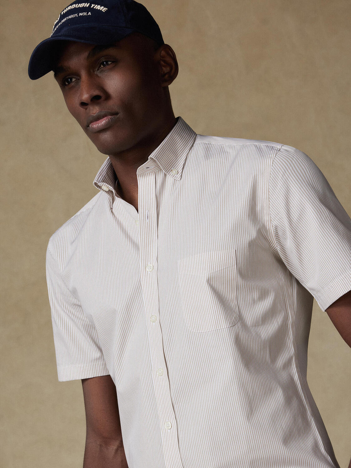 Menthon Kurzarmhemd mit beige Streifen   - Button down Kragen