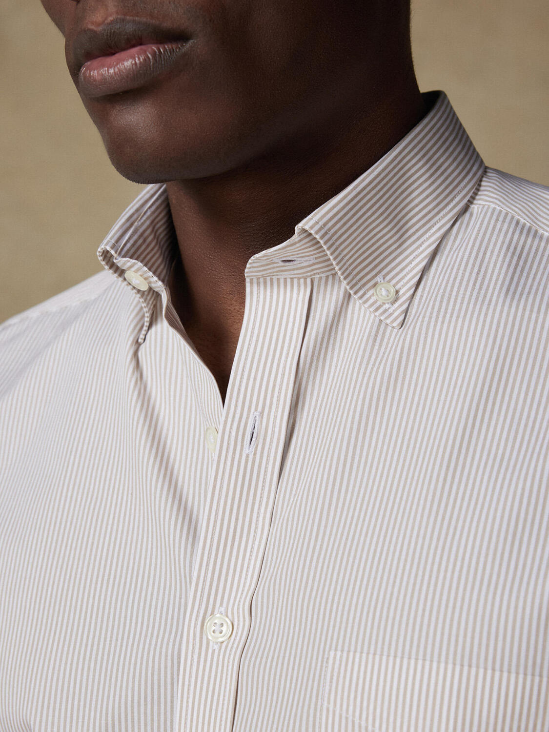 Menthon Kurzarmhemd mit beige Streifen   - Button down Kragen