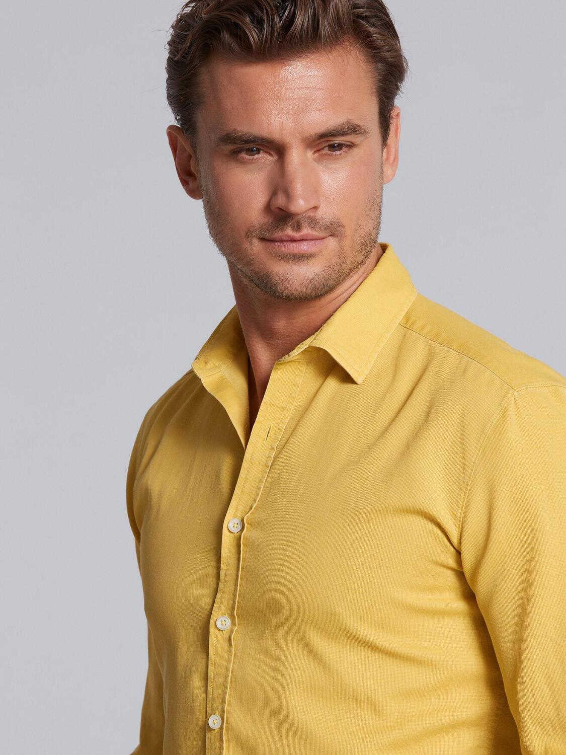 Chemise en piqu&eacute; d&eacute;lav&eacute; jaune