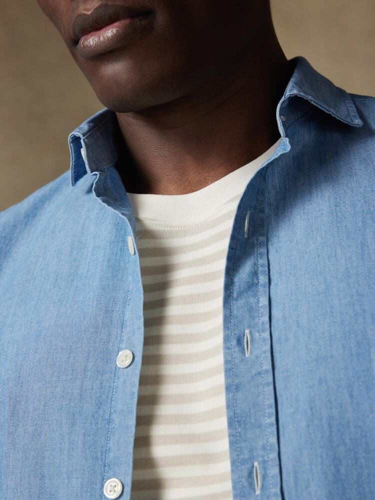Chemise cintr&eacute;e en chambray ciel