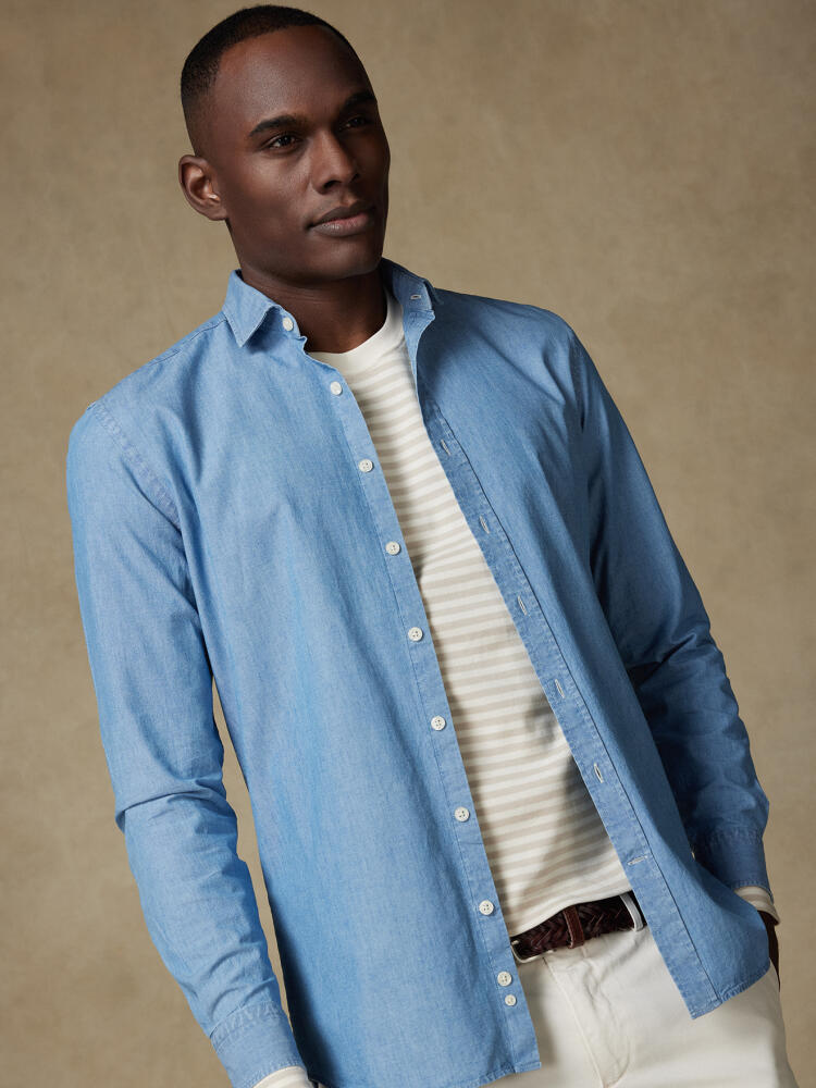 Chemise cintr&eacute;e en chambray ciel
