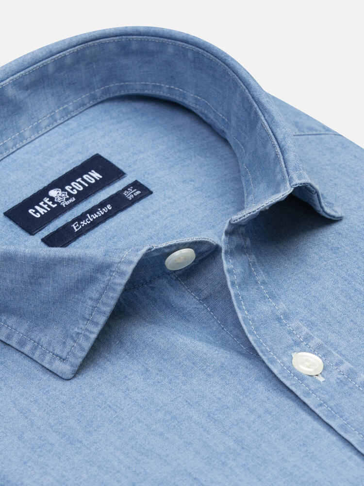 Chemise cintr&eacute;e en chambray ciel