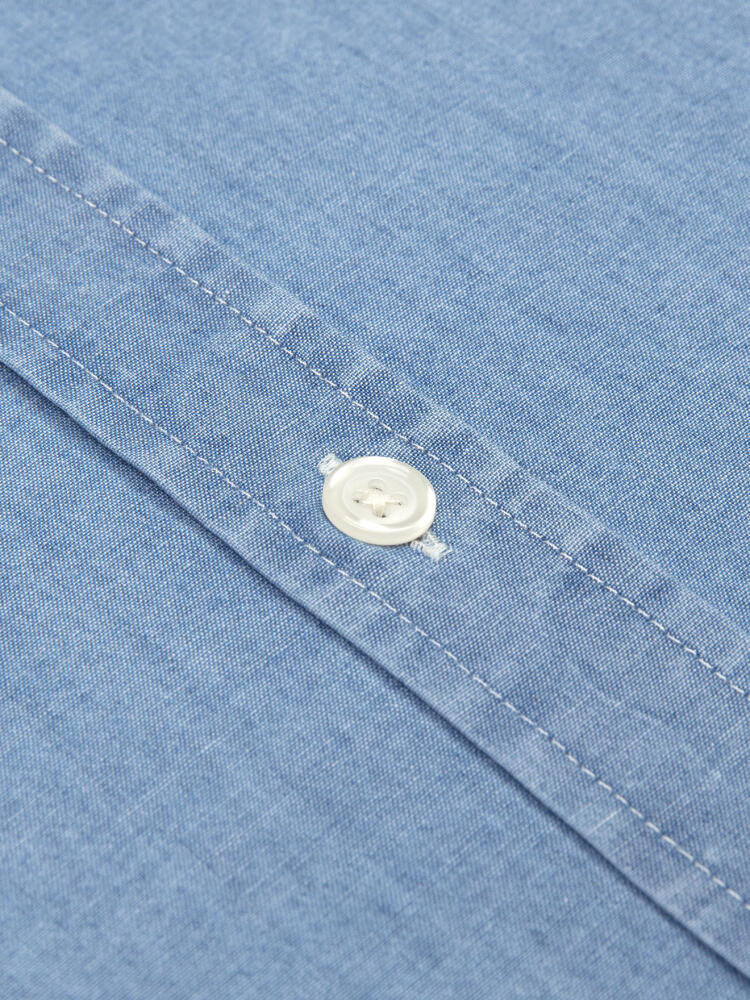 Chemise cintr&eacute;e en chambray ciel