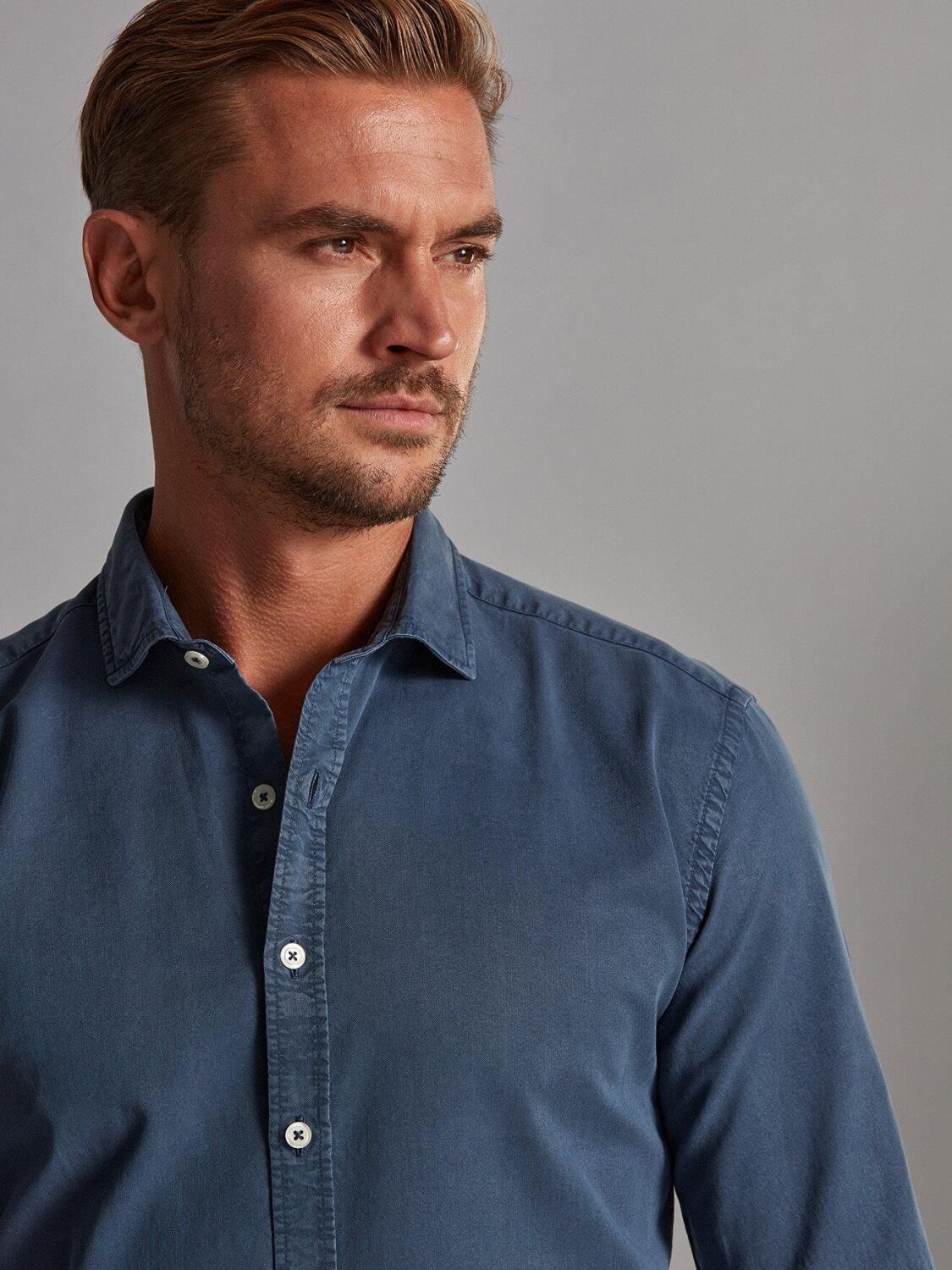 Chemise cintr&eacute;e en gabardine lav&eacute;e indigo