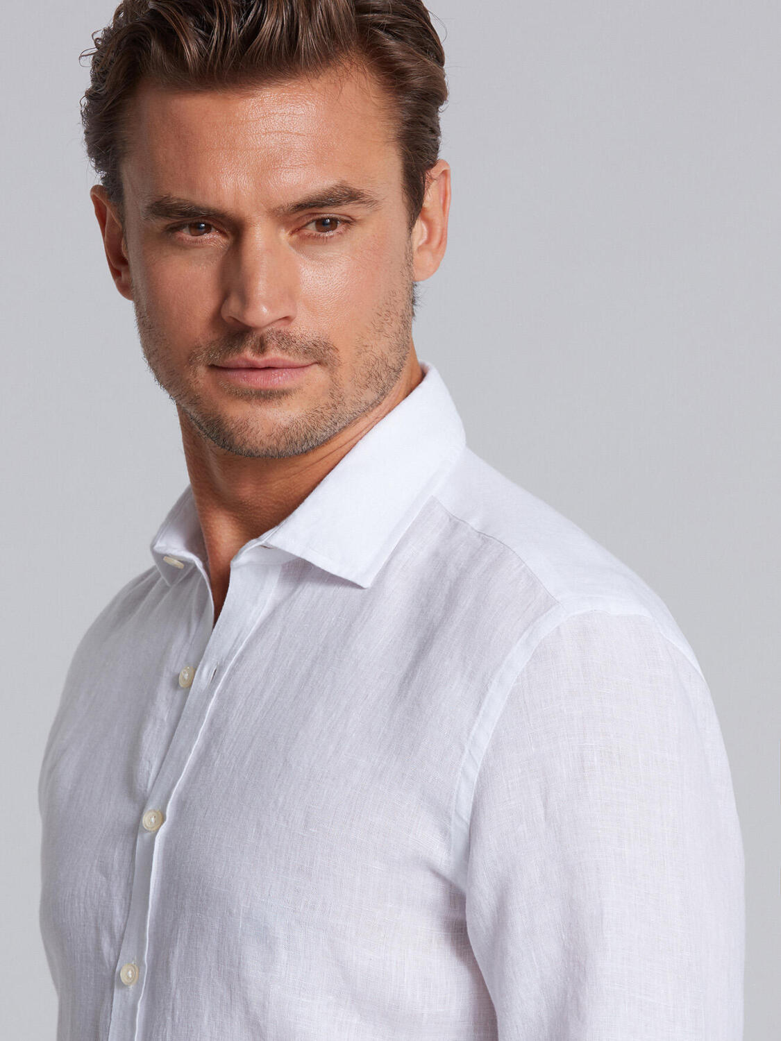 Wit linnen getailleerd overhemd