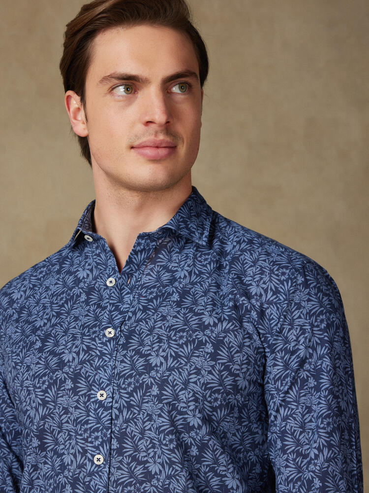 Chemise cintrée Spike en lin marine à motif floral