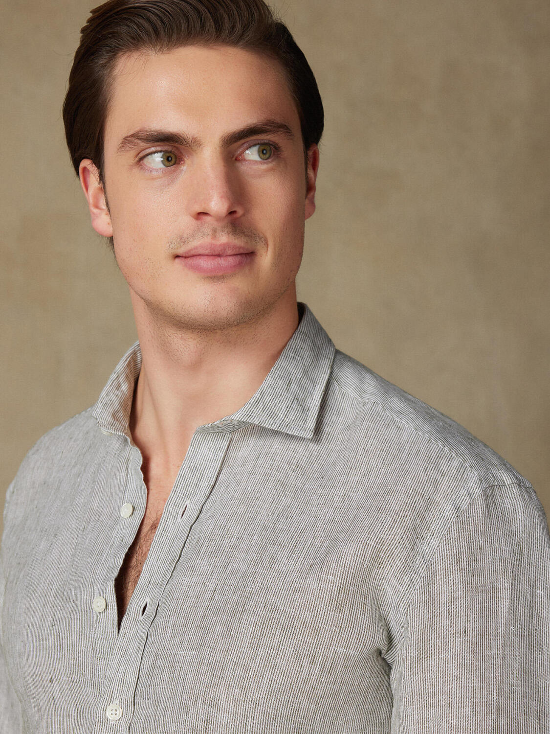 Camisa slim fit Ted de lino caqui