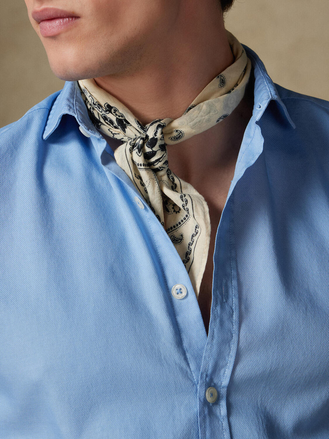 Lichtblauw hemd van lichte katoen