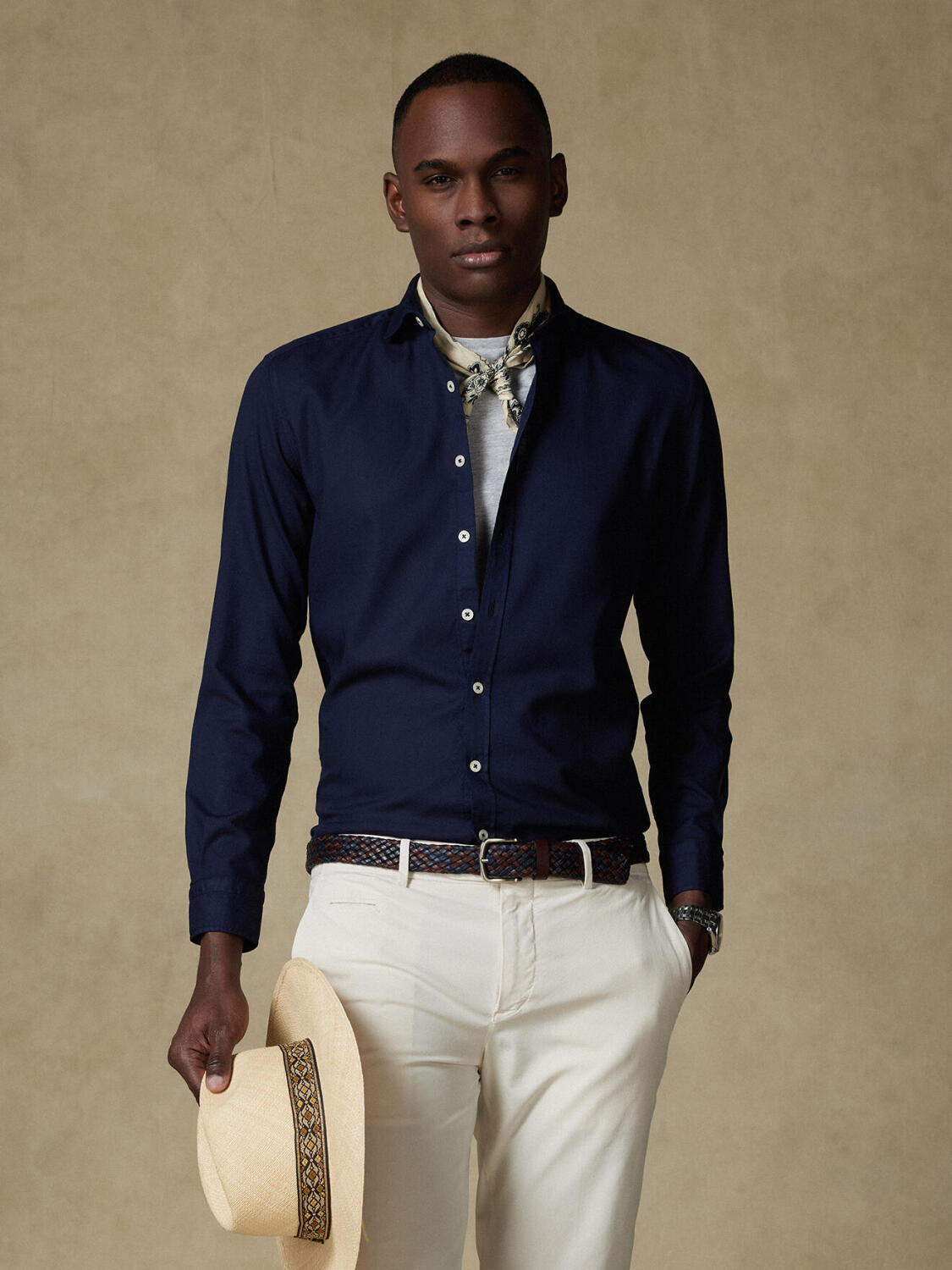 Camisa azul marino de algodón ligero