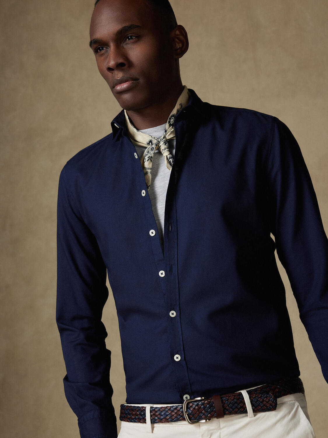 Camisa azul marino de algodón ligero