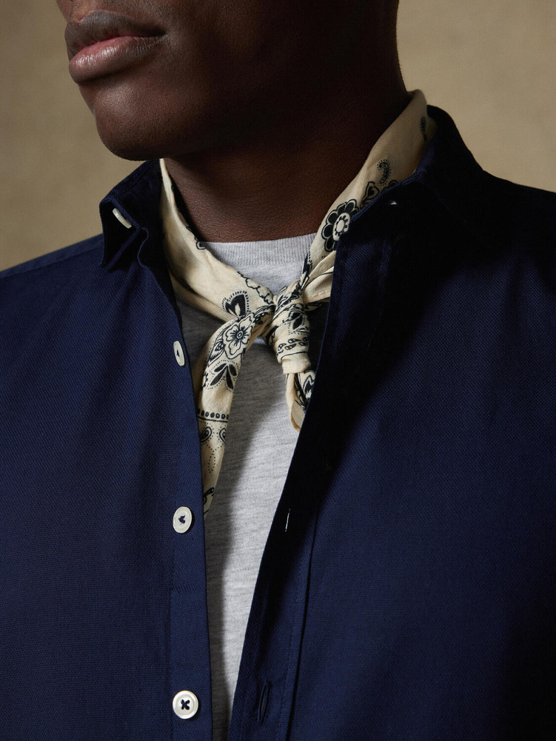 Camisa azul marino de algodón ligero