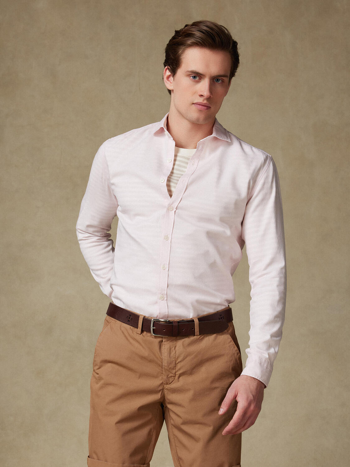 Rosa Hemd aus leichtem Baumwollstoff