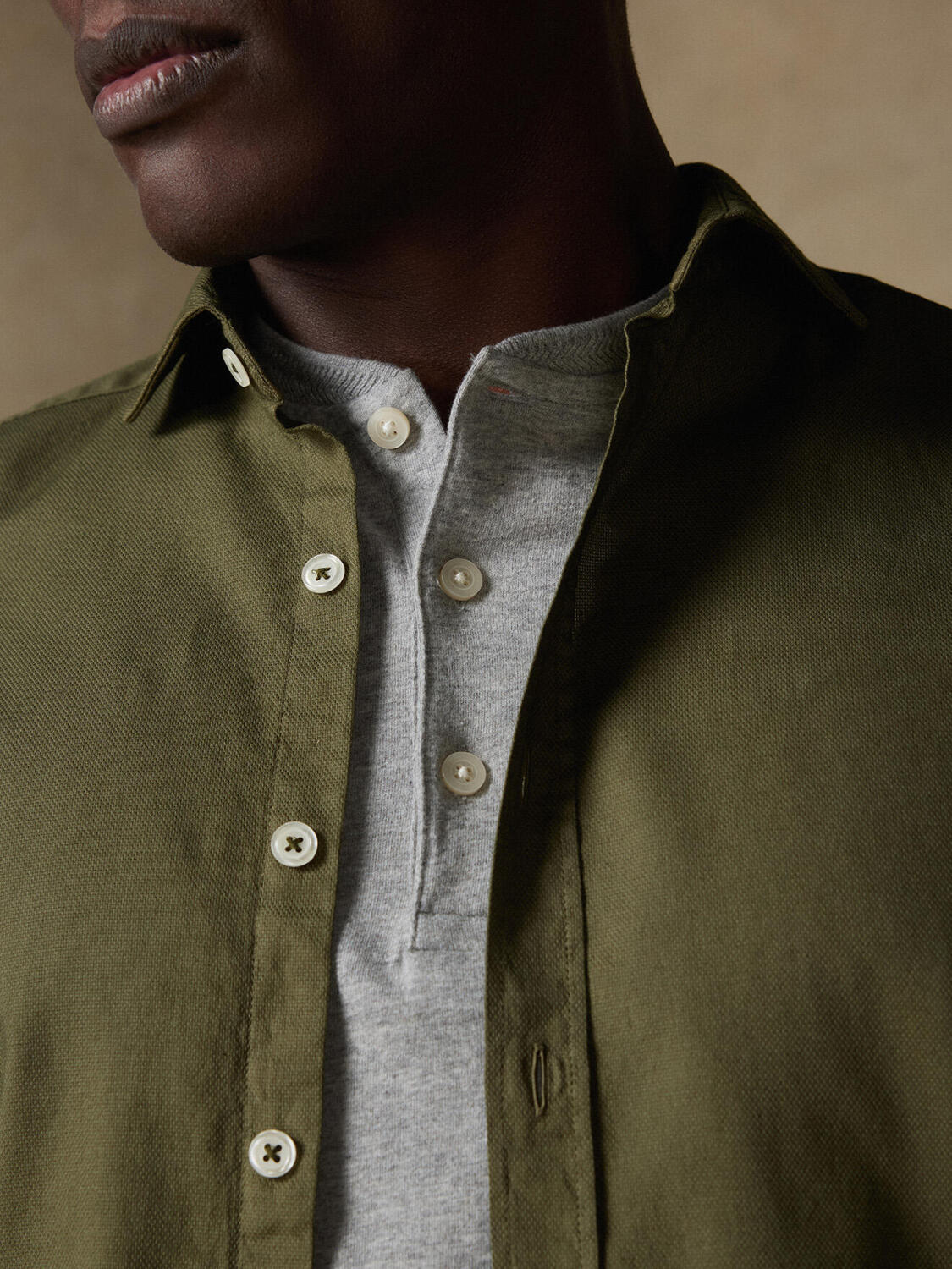 Camisa caqui de algodón ligero