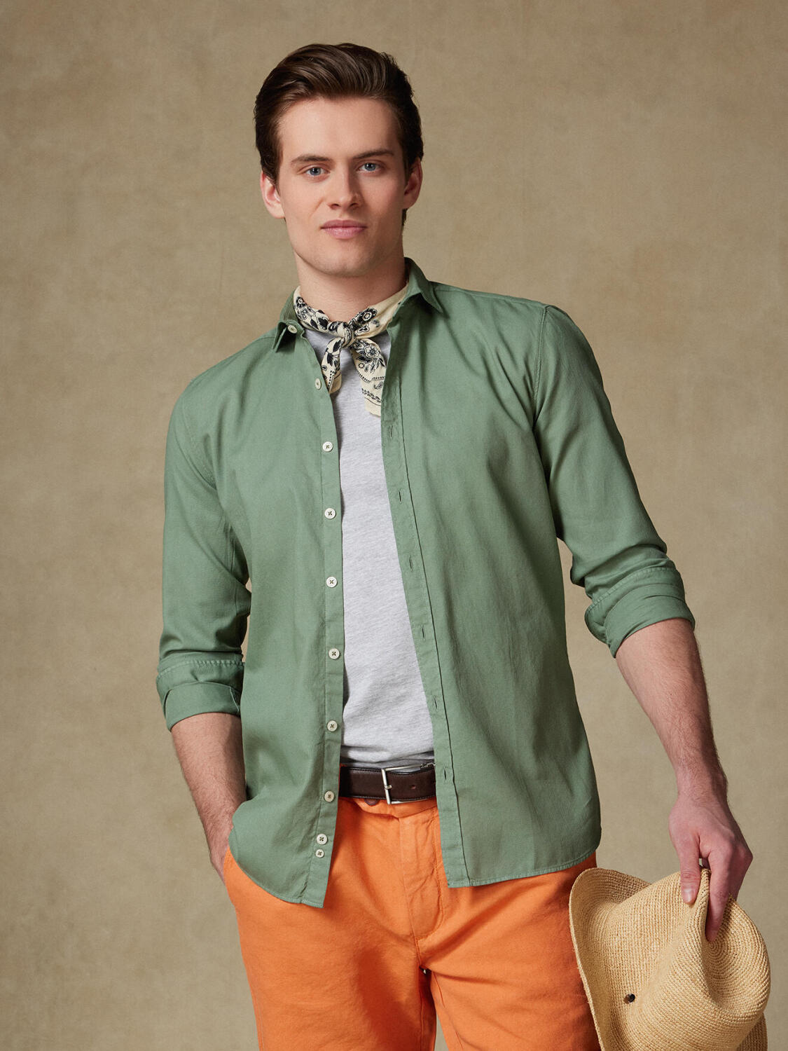 Celadonfarbenes Hemd aus leichtem Baumwollstoff