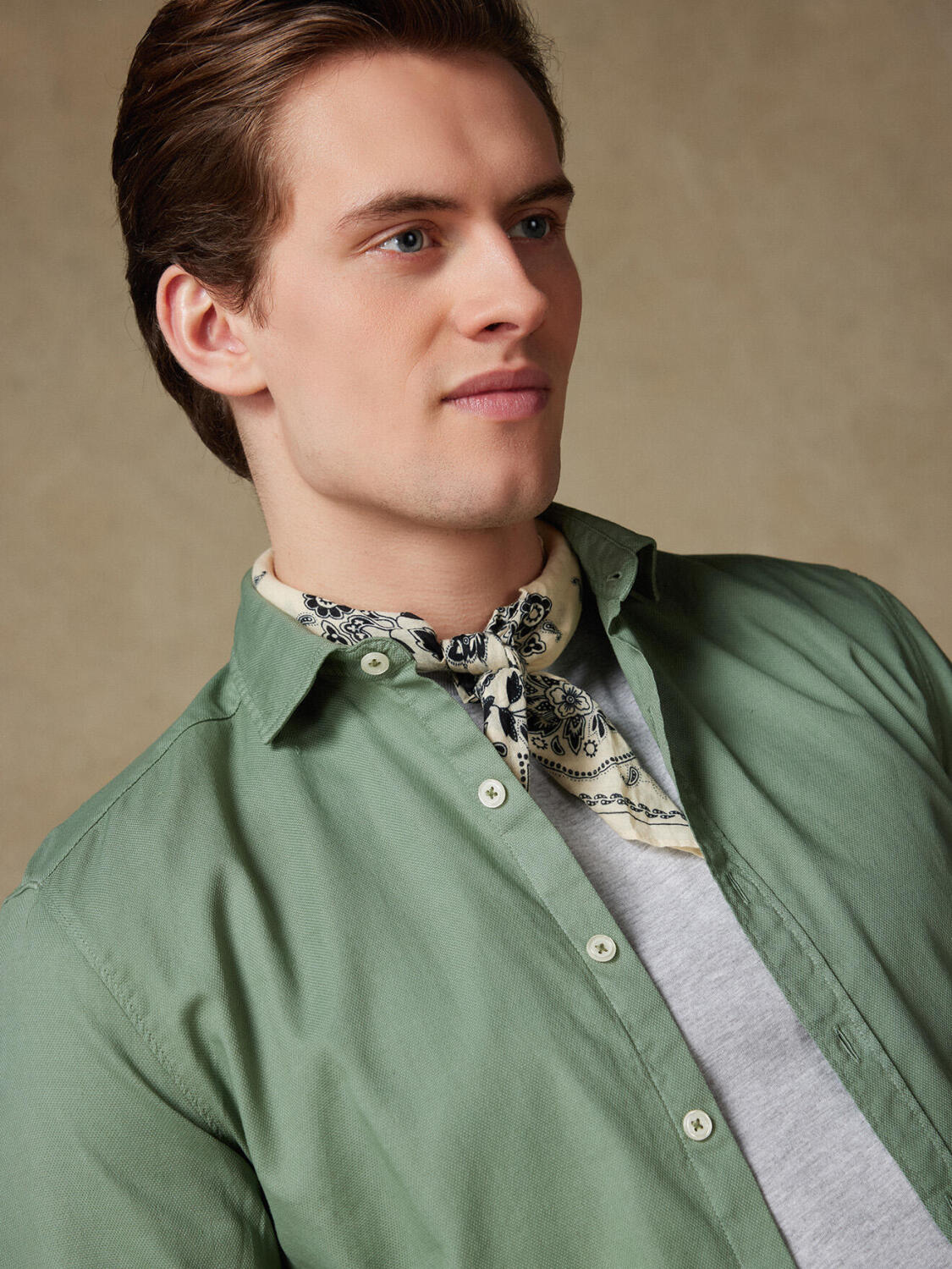 Celadonfarbenes Hemd aus leichtem Baumwollstoff