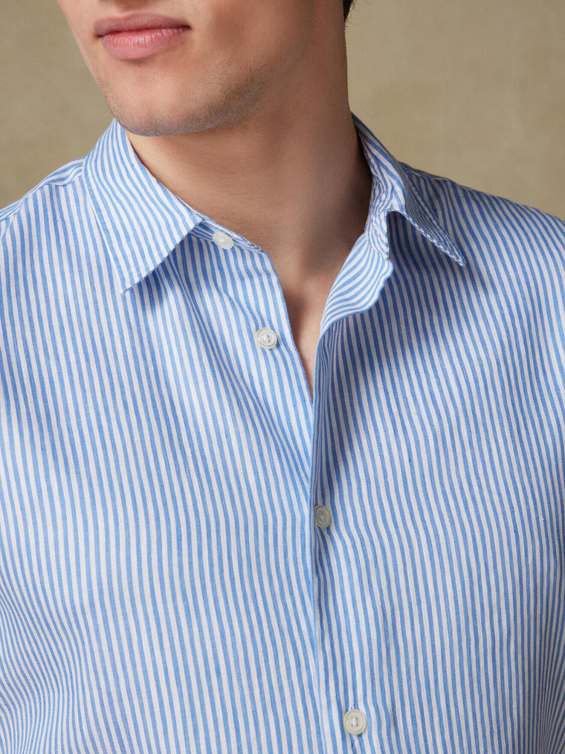 Camicia a maniche corte Eden in lino a righe celesti