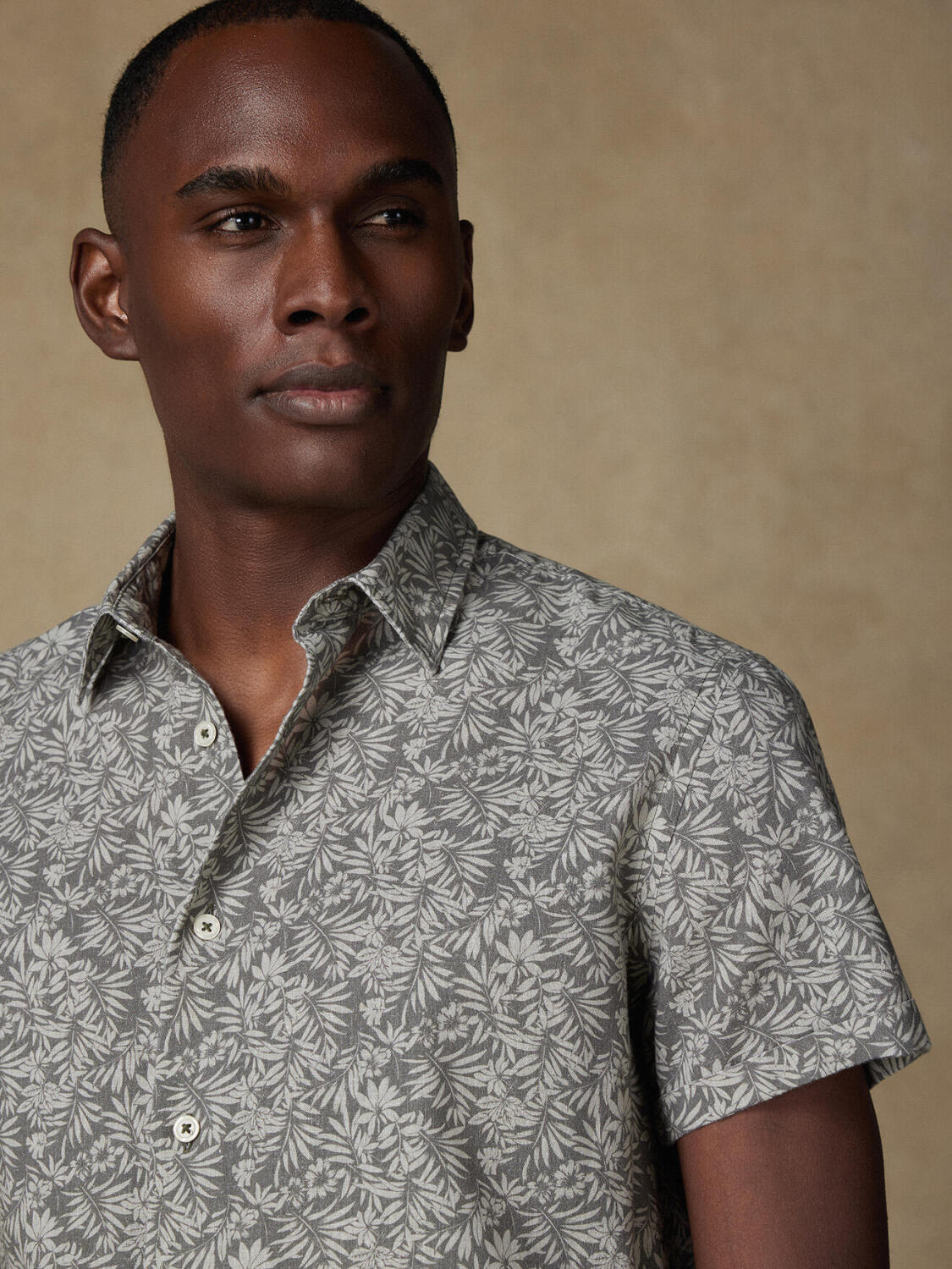 Spike shortsleeves shirt in khaki linen with floral print