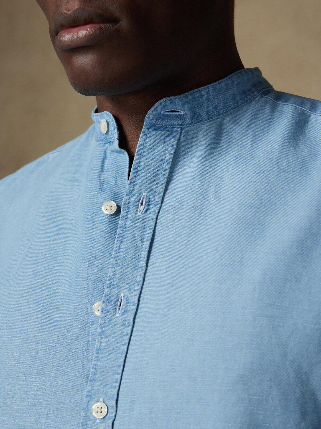 Camicia slim con collo alla coreana Andy in indaco chiaro