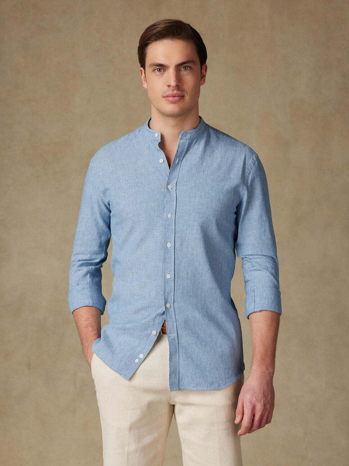 Chemise cintrée col mao Kirk en lin ciel