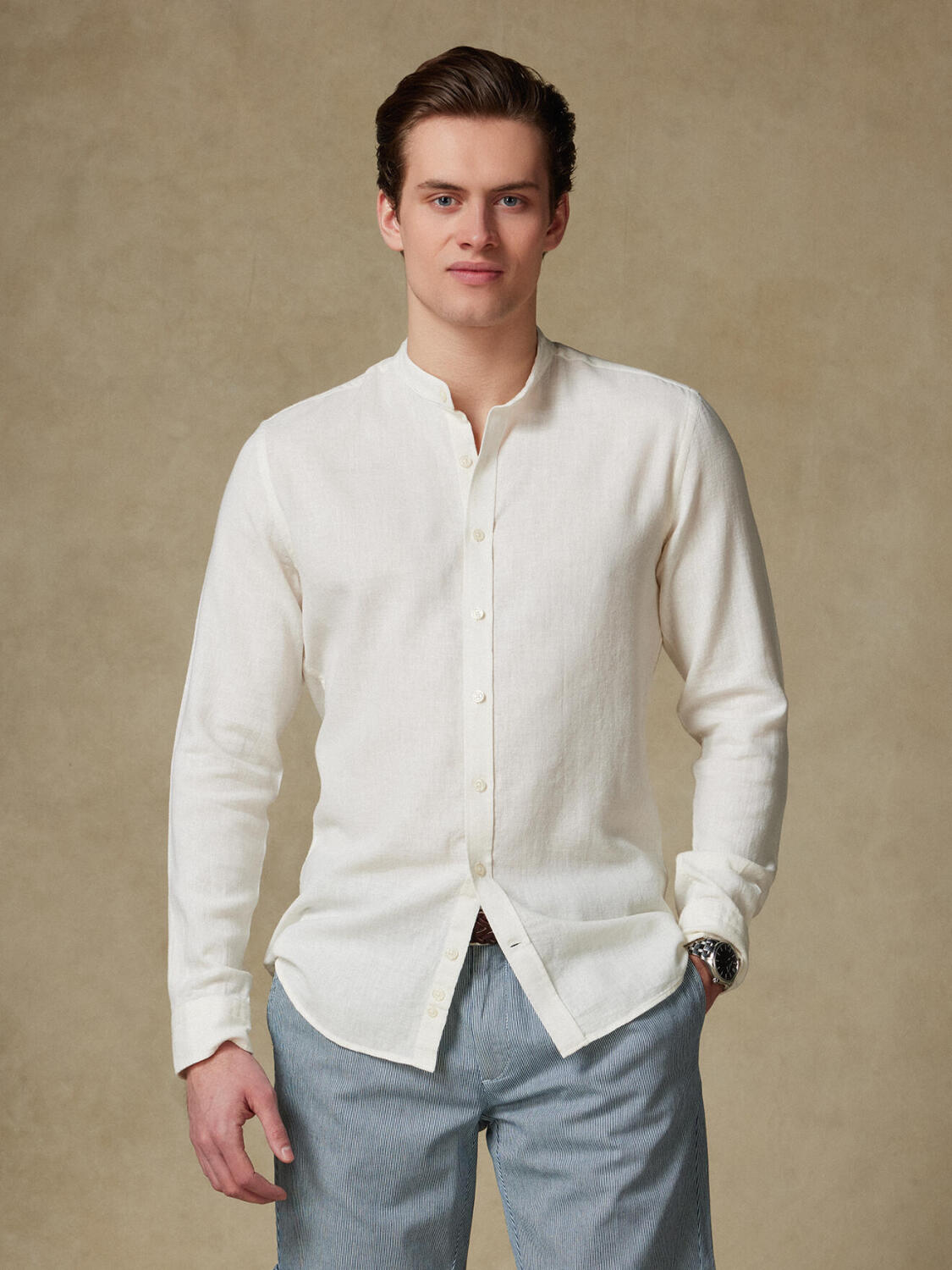 Stehkragentailliertes Hemd Moon aus Leinen in Off-White