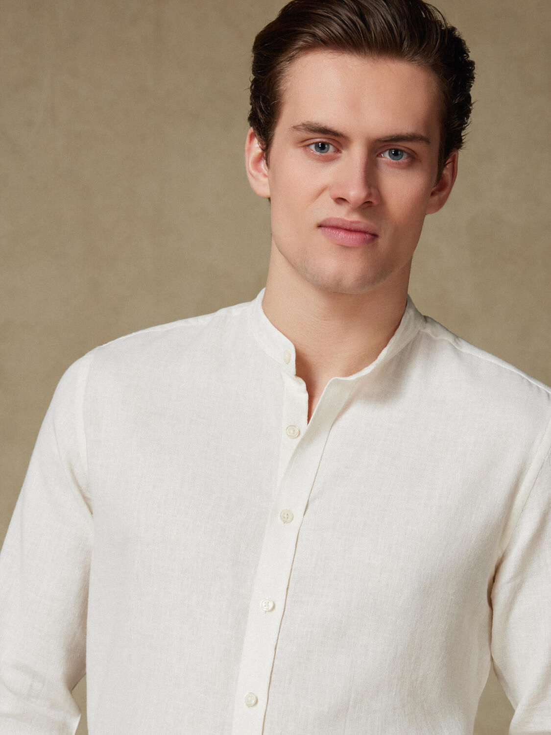 Stehkragentailliertes Hemd Moon aus Leinen in Off-White