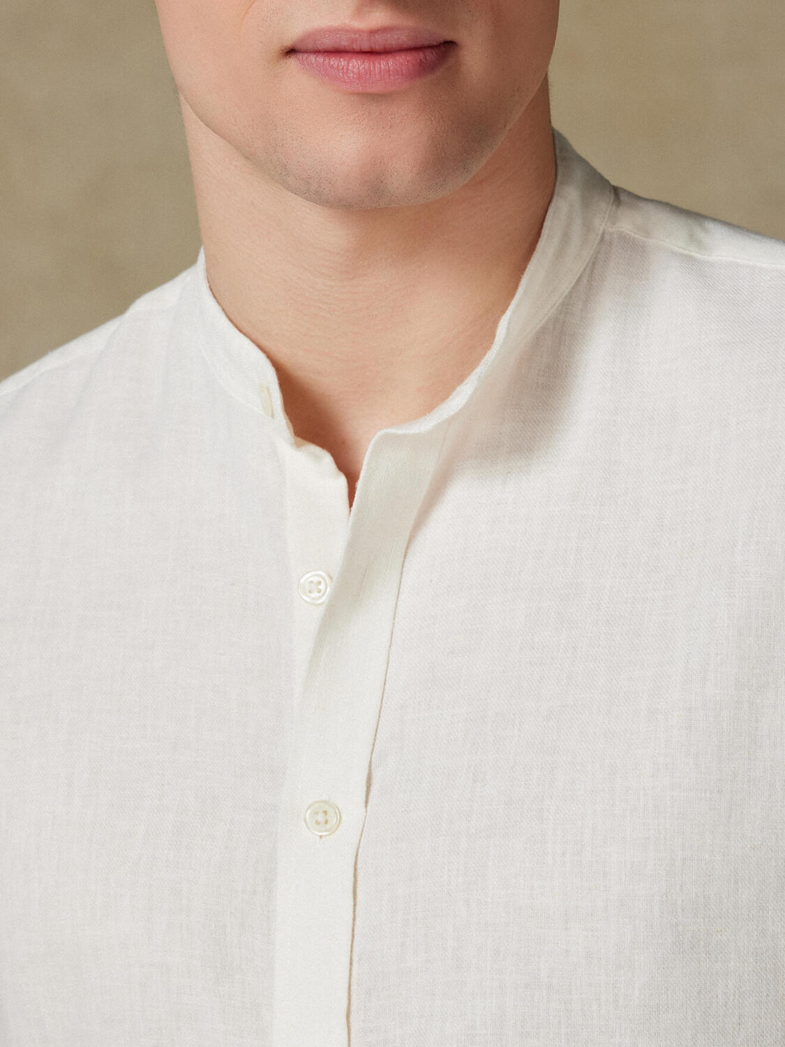 Stehkragentailliertes Hemd Moon aus Leinen in Off-White