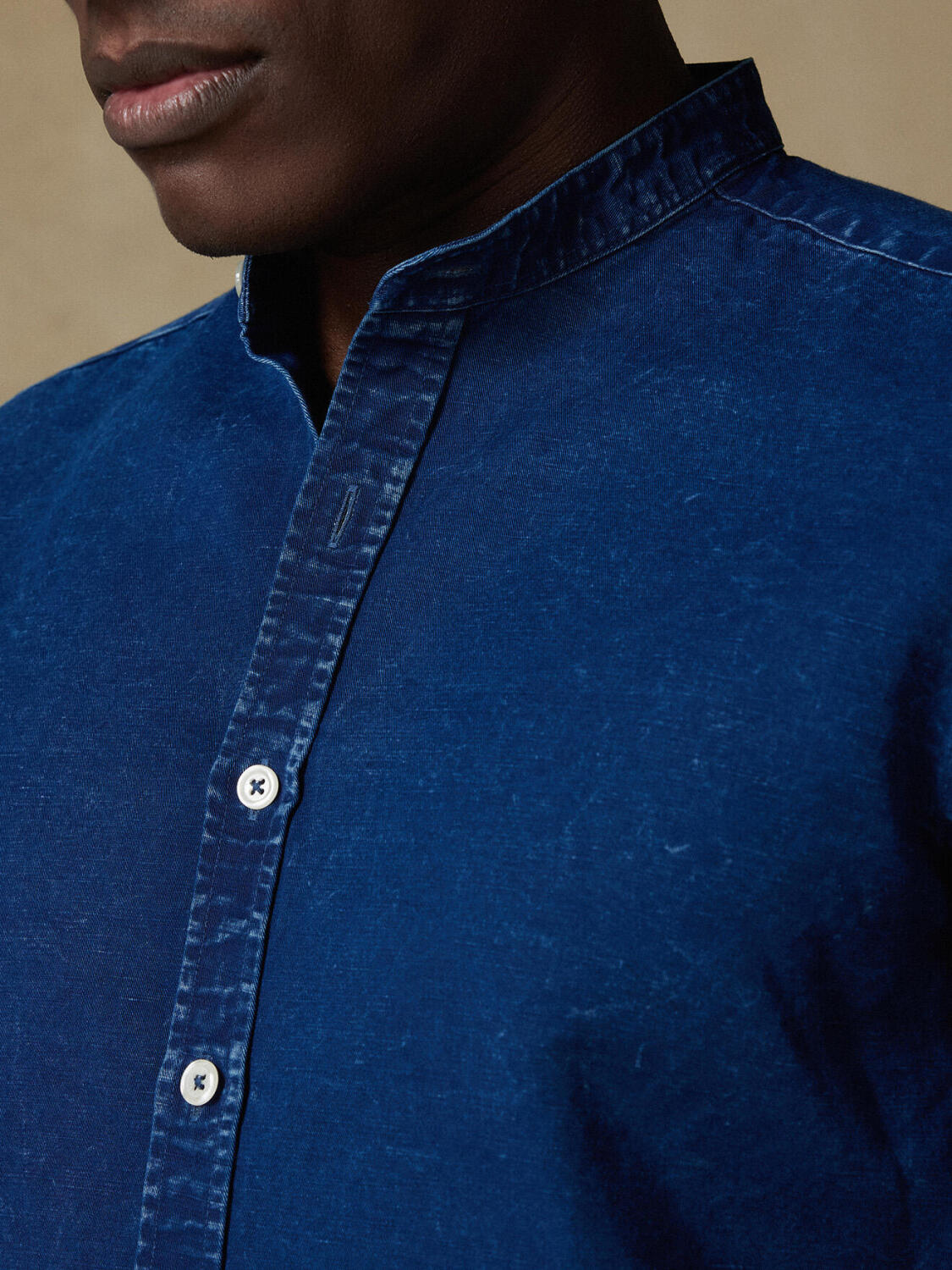 Camisa ajustada con cuello mao Tim de lino índigo oscuro