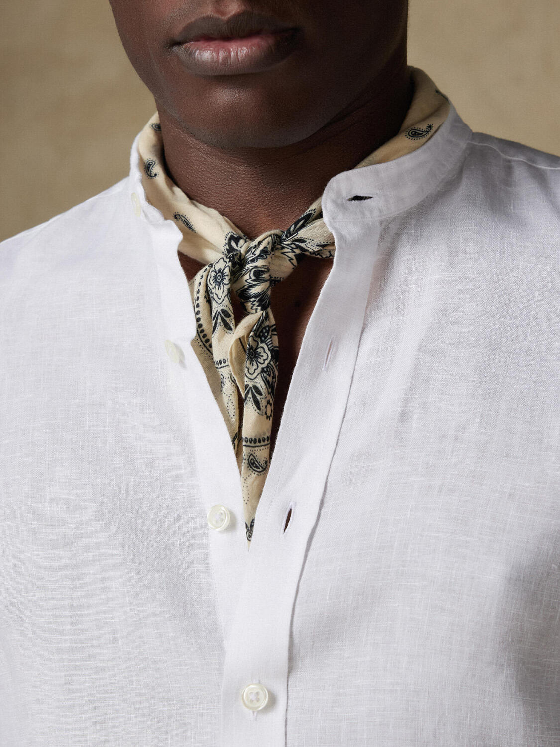 Camisa ajustada con cuello mao Wayne de lino blanco