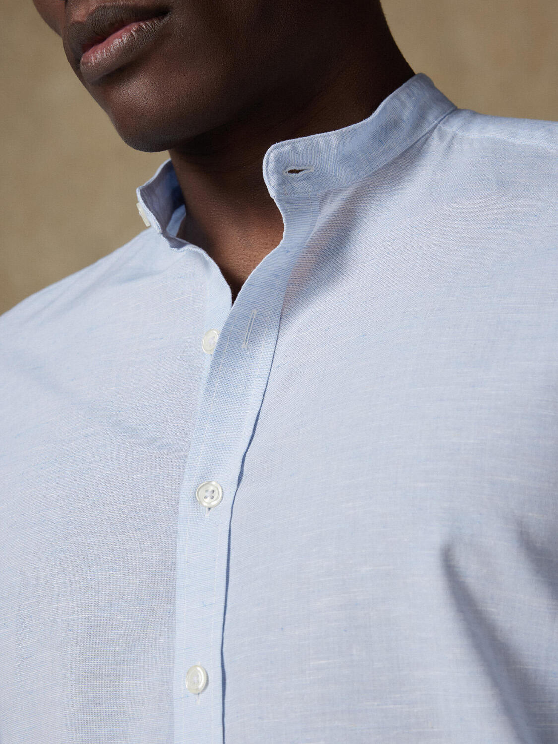 Stehkragenhemd Wayne aus himmelblauem Leinen