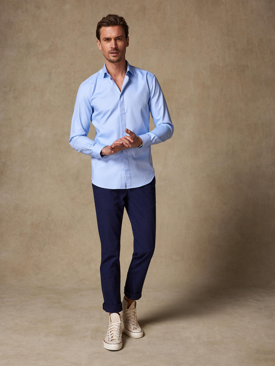 Tailliertes Hemd mit himmelblauem Fischgrätmuster - Verdeckte Knopfleiste