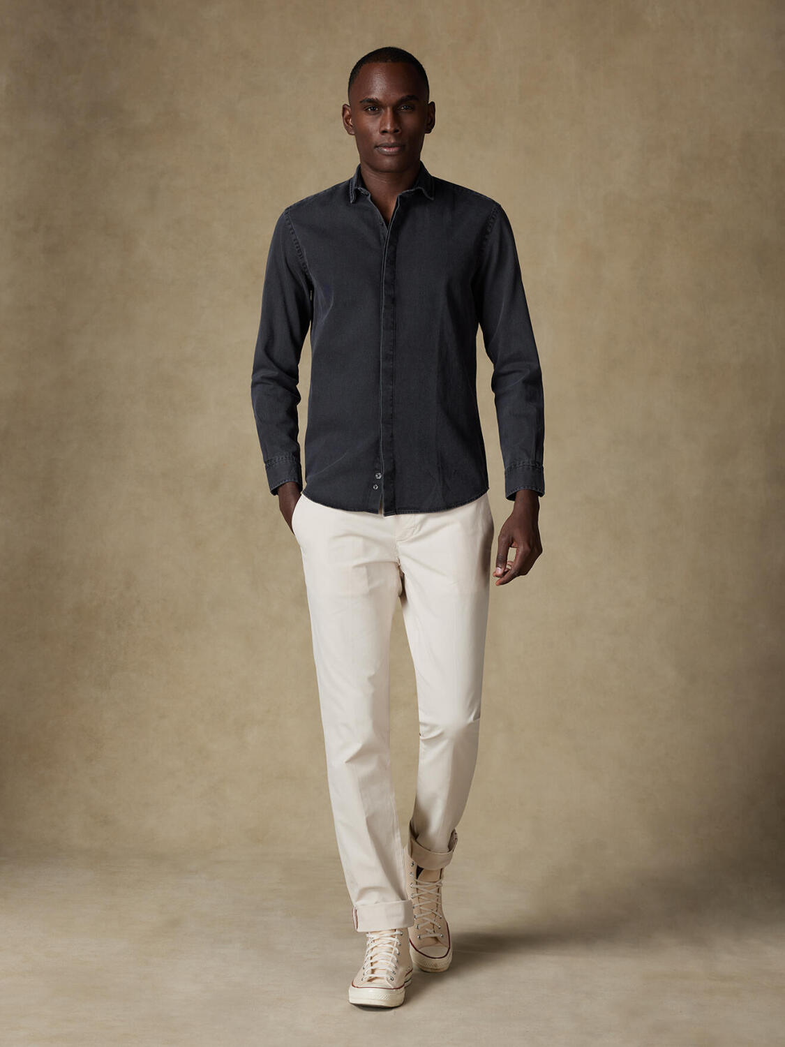 Gustavs Taillierthemd aus schwarzem Jeansstoff - Verdeckte Knopfleiste