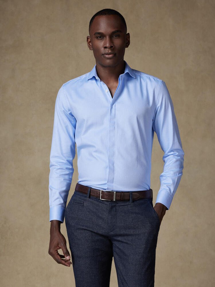 Camicia in twill blu cielo aderente - Abbottonatura nascosta