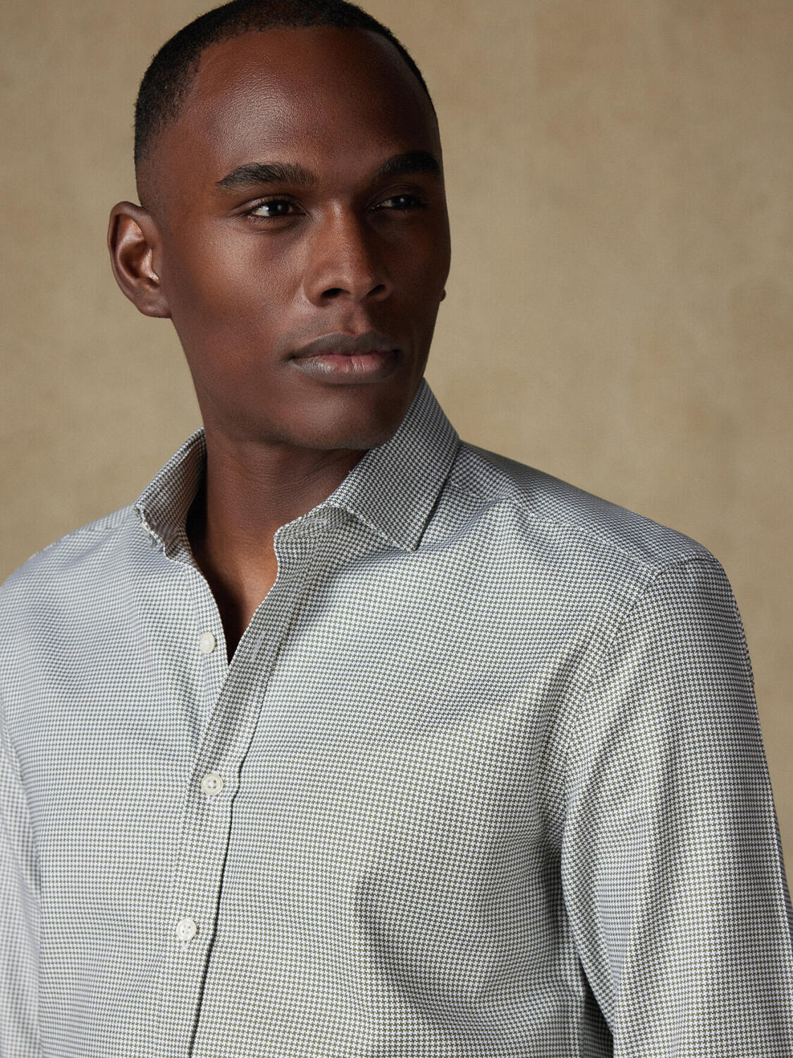 Taillierthemd Alvin aus khakigrünem natté-Gewebe