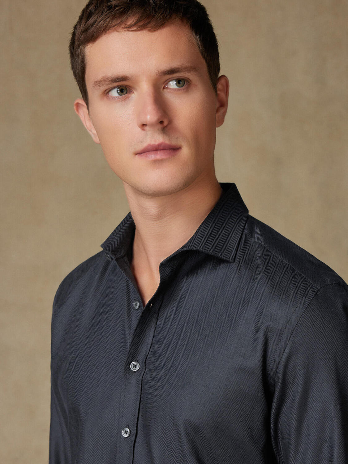 Anthrazitfarbenes Chevron-Tailliertes Hemd