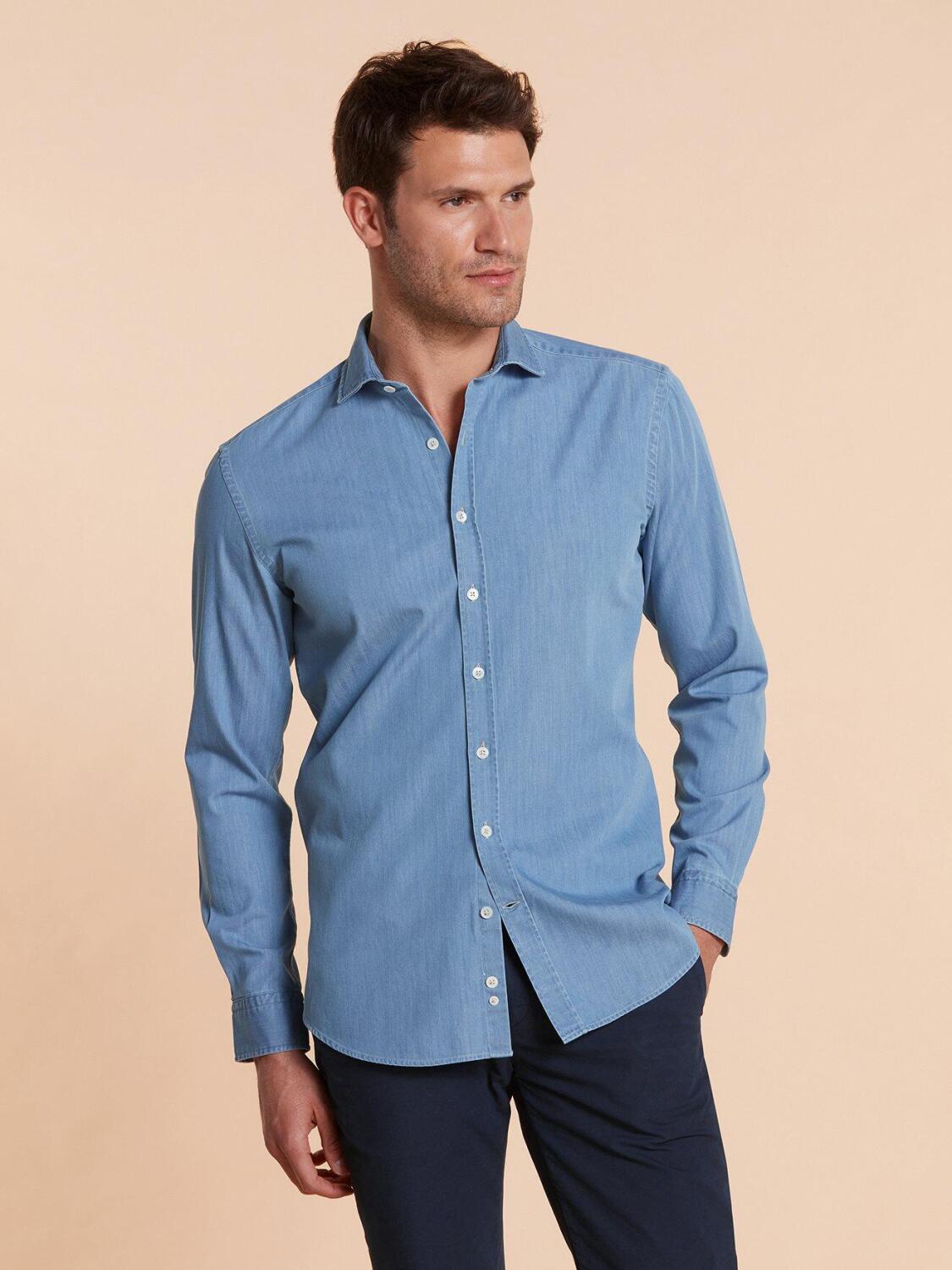 Chemise bio cintr&eacute;e en denim clair