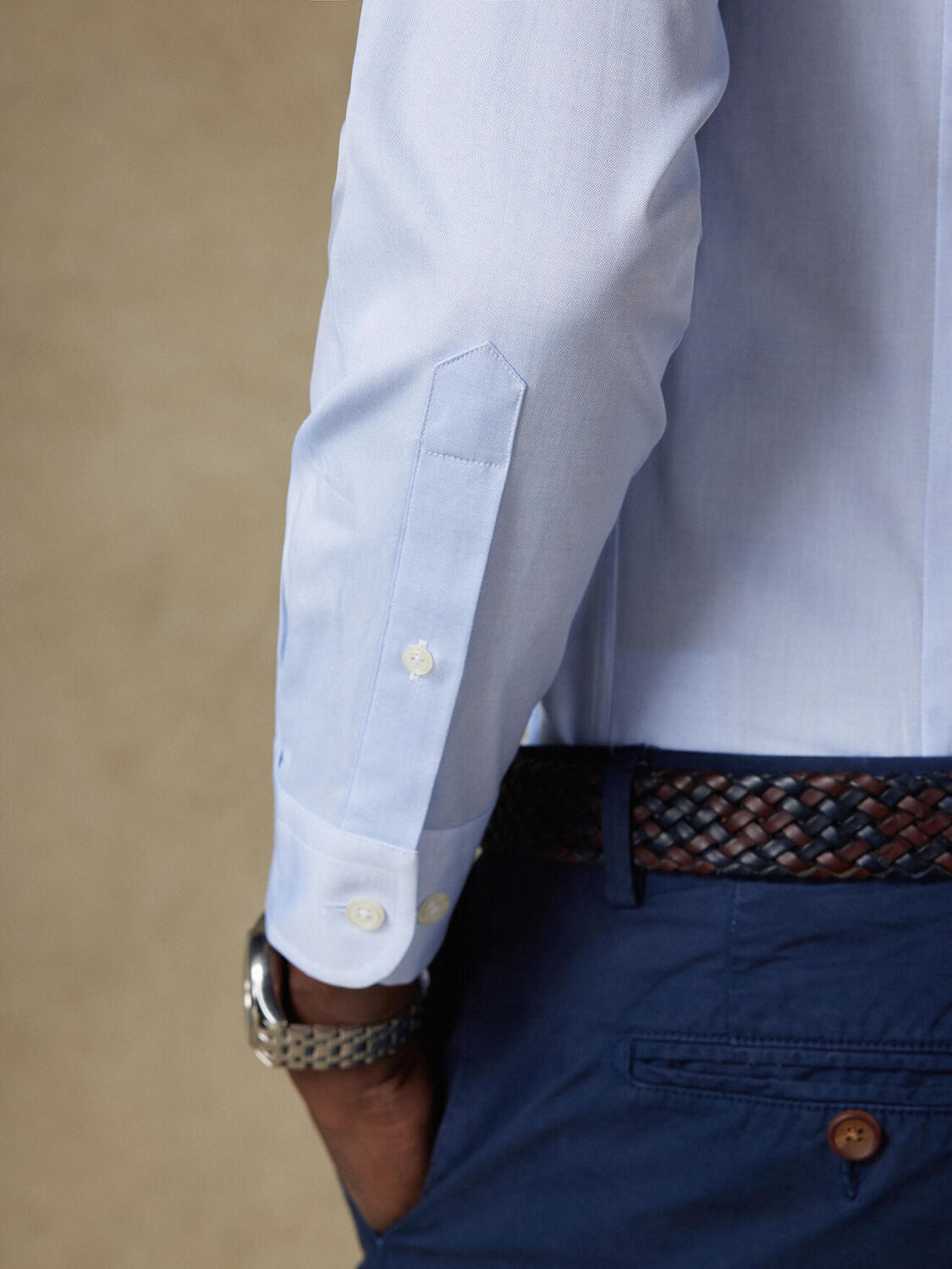 Tailliertes Hemd mit himmelblauen Punkten  - Kleiner Kragen