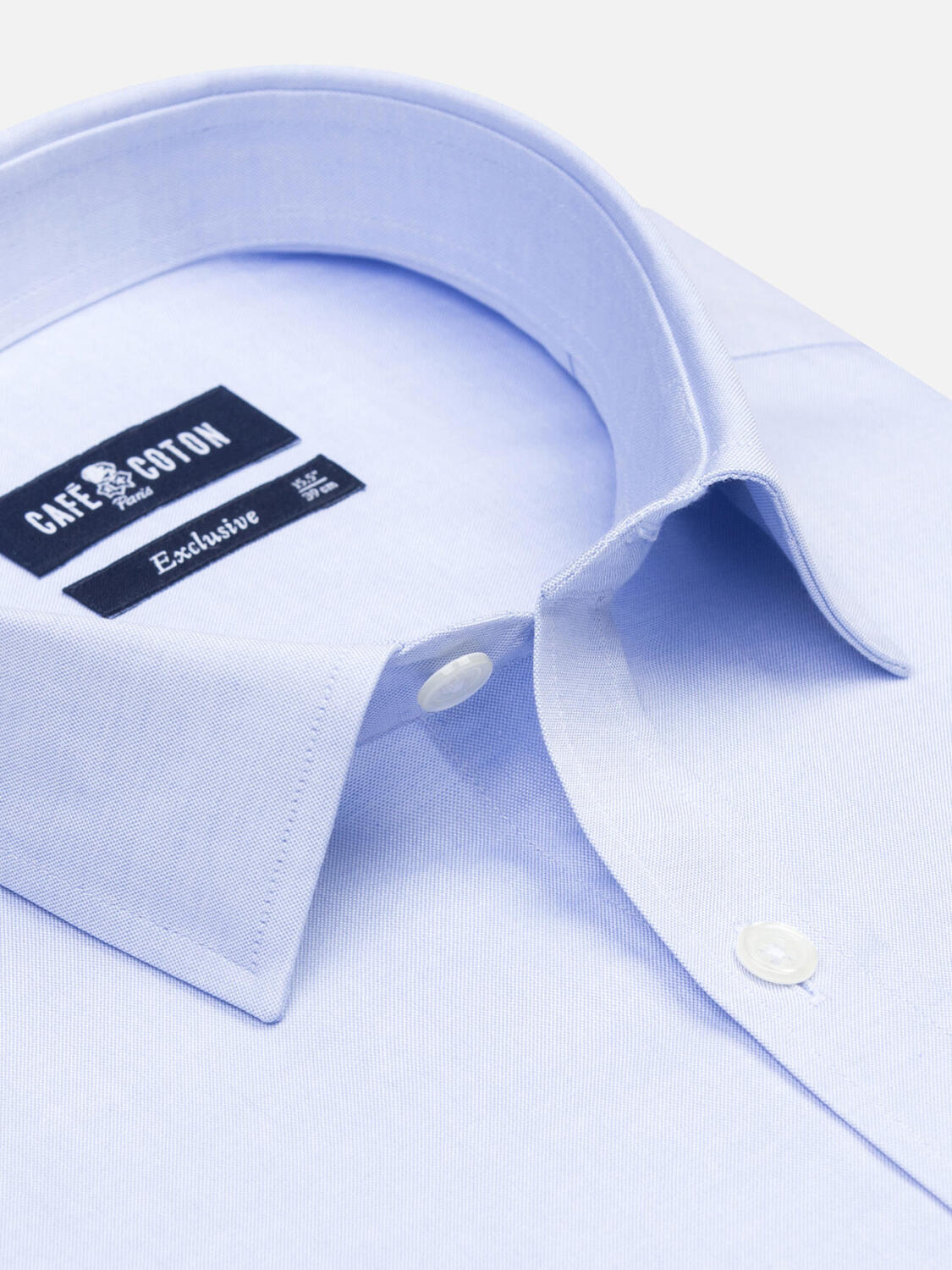 Tailliertes Hemd mit himmelblauen Punkten  - Kleiner Kragen