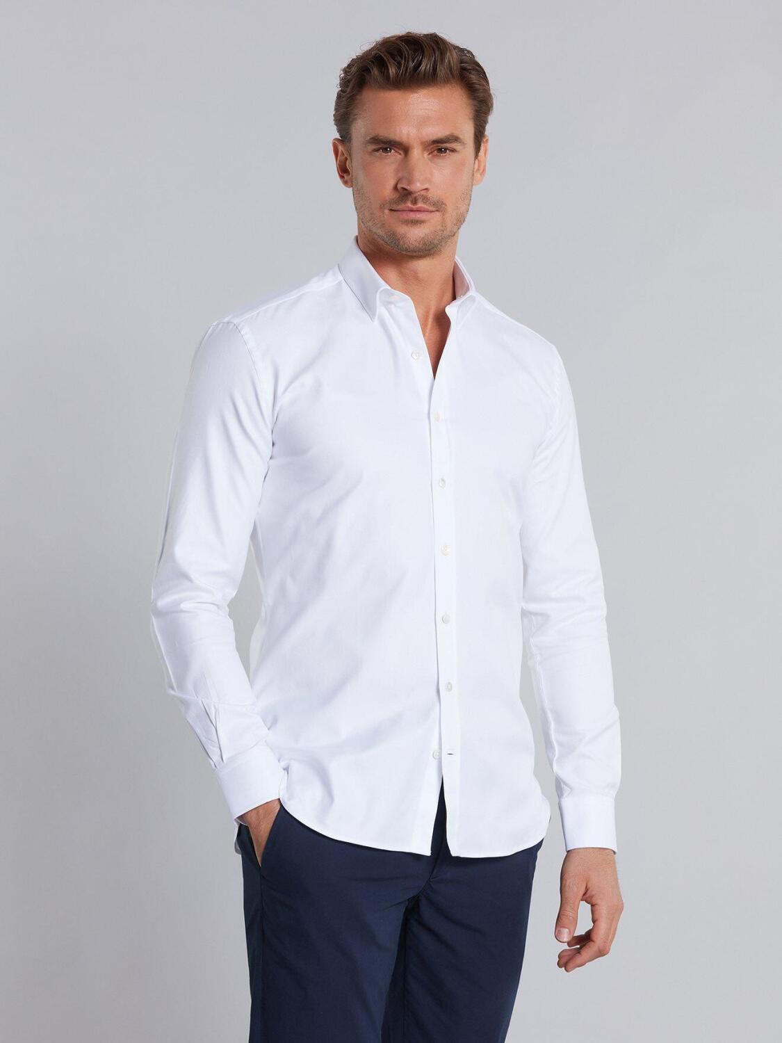 Chemise cintr&eacute;e blanche en oxford royal