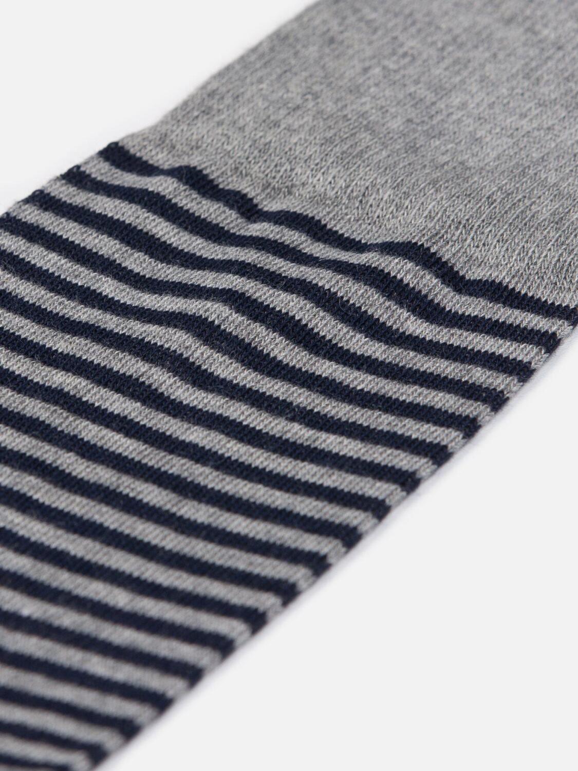 Chaussettes en coton grises à rayures