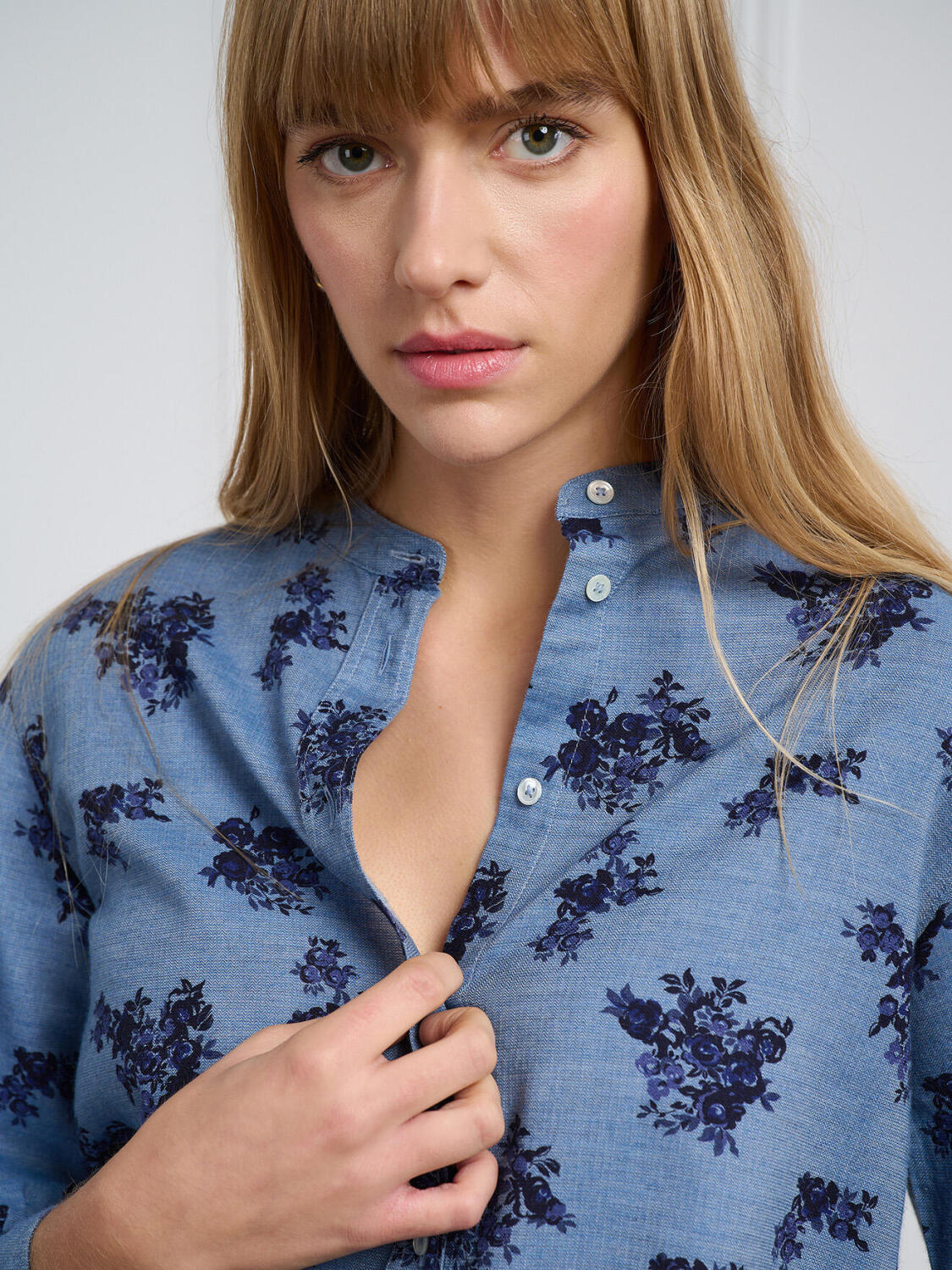 Camicia Helene in flanella celeste con stampa floreale