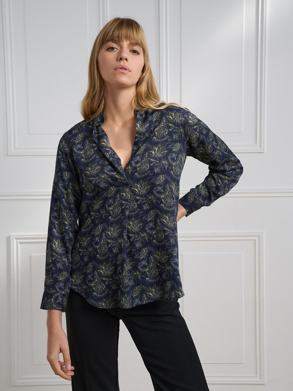 Chemise Paloma marine &agrave; imprim&eacute; floral