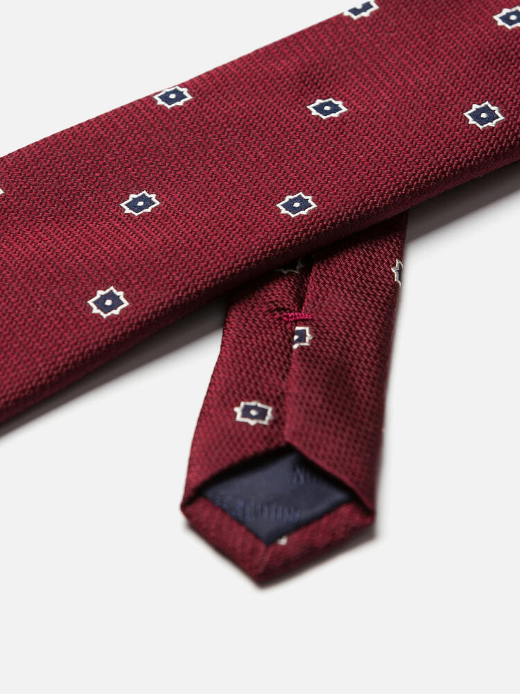 Silk tie in burgundy with navy pattern