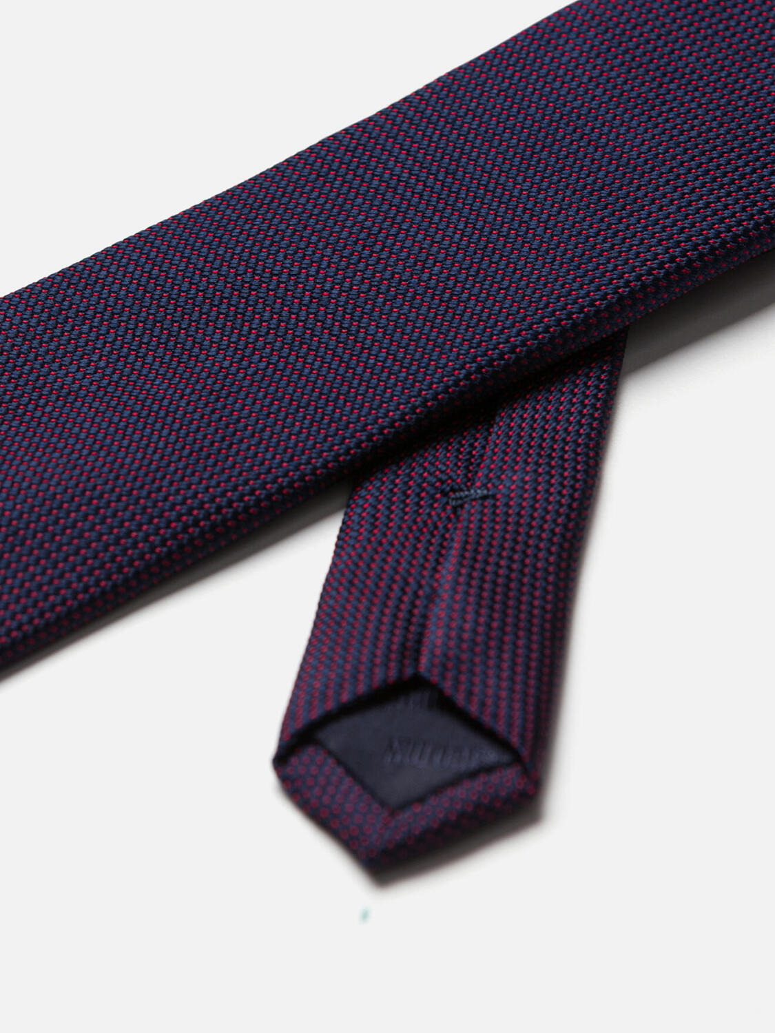 Silk tie in red micropois