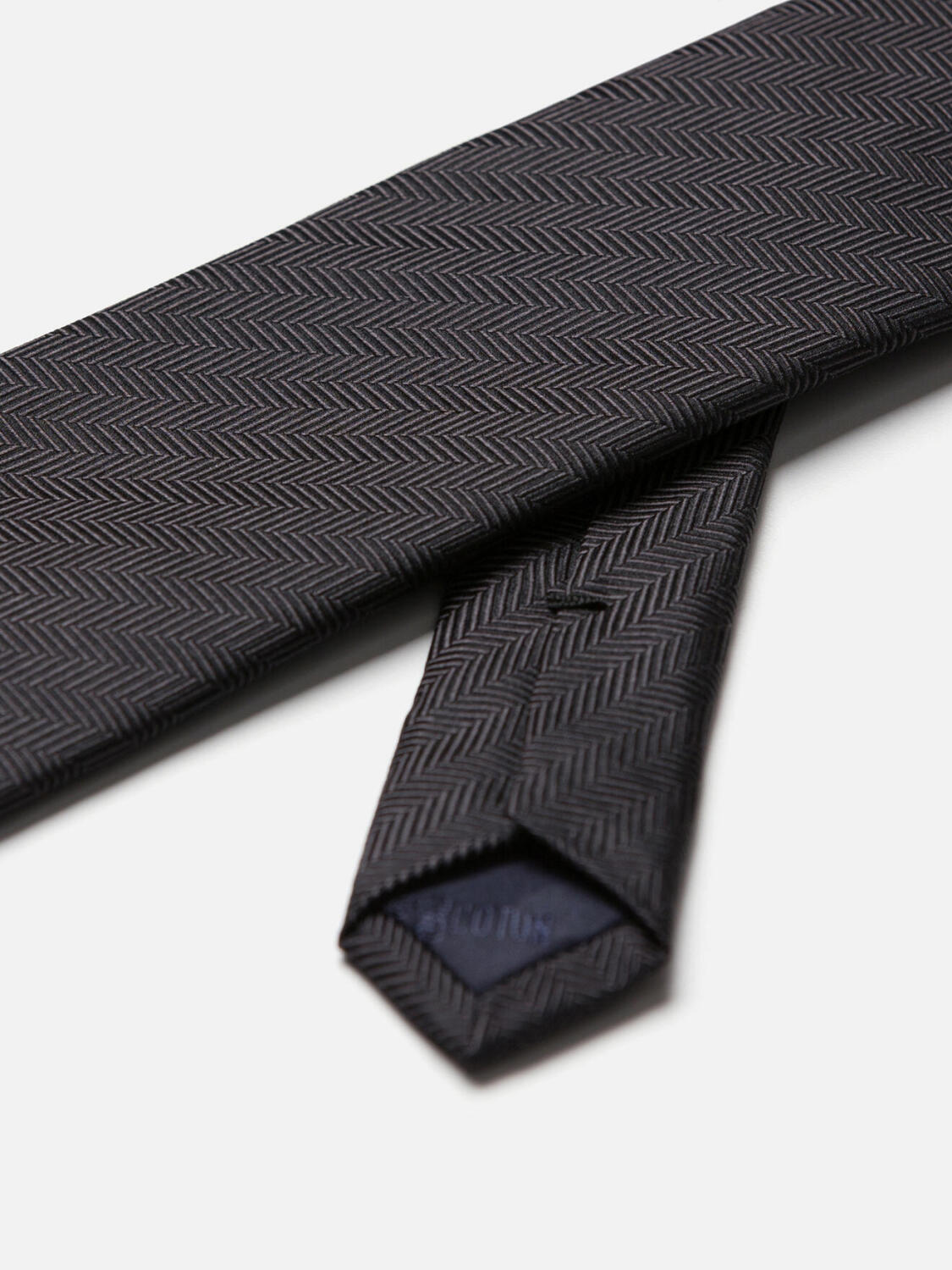 Tie in anthracite herringbone silk