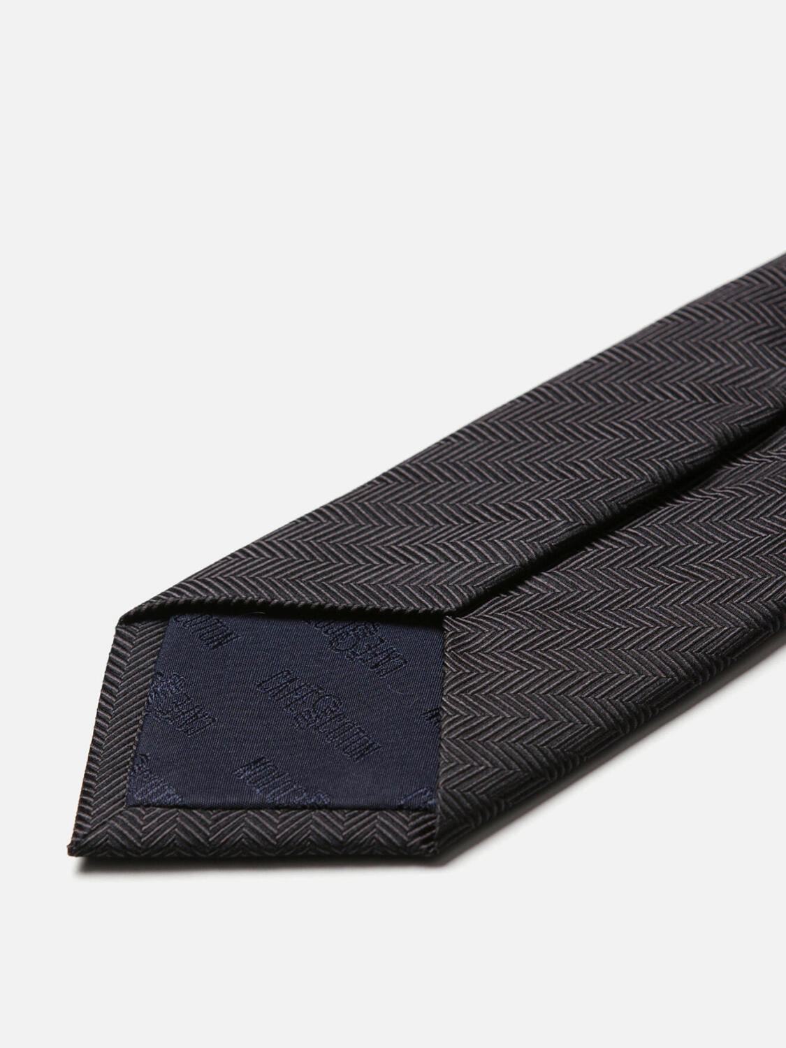 Tie in anthracite herringbone silk