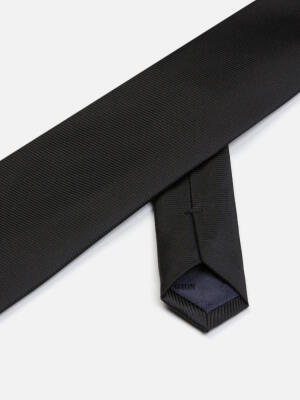Cravate slim Anders en soie serg&eacute;e noire