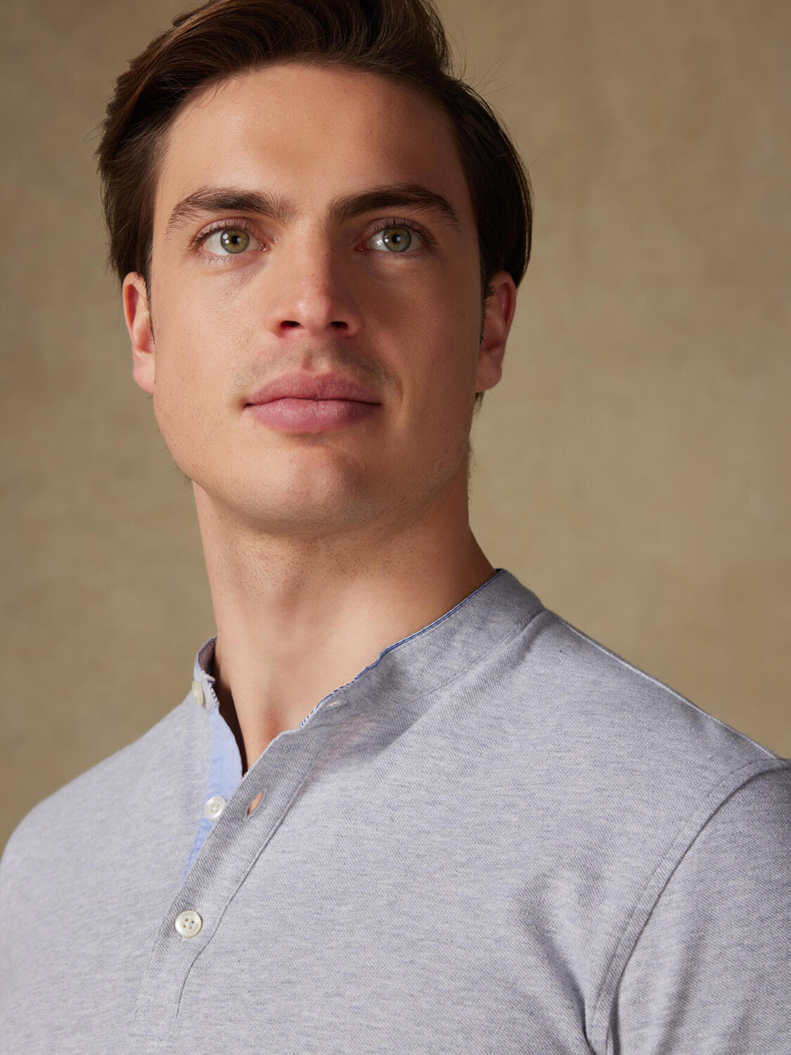 Polo mao kraag in grijs piqu&eacute;