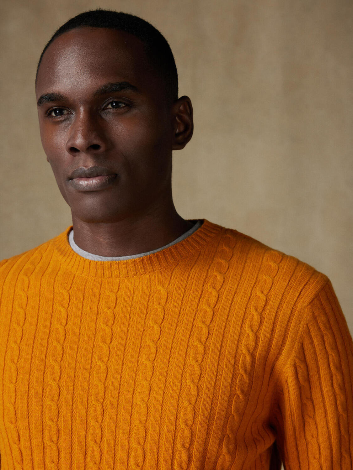 Gedraaide ronde hals Dustin saffraan